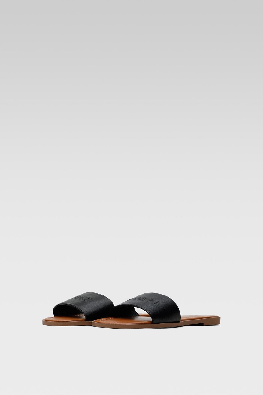 
                Quazi - Klapki czarne - 5904248382513