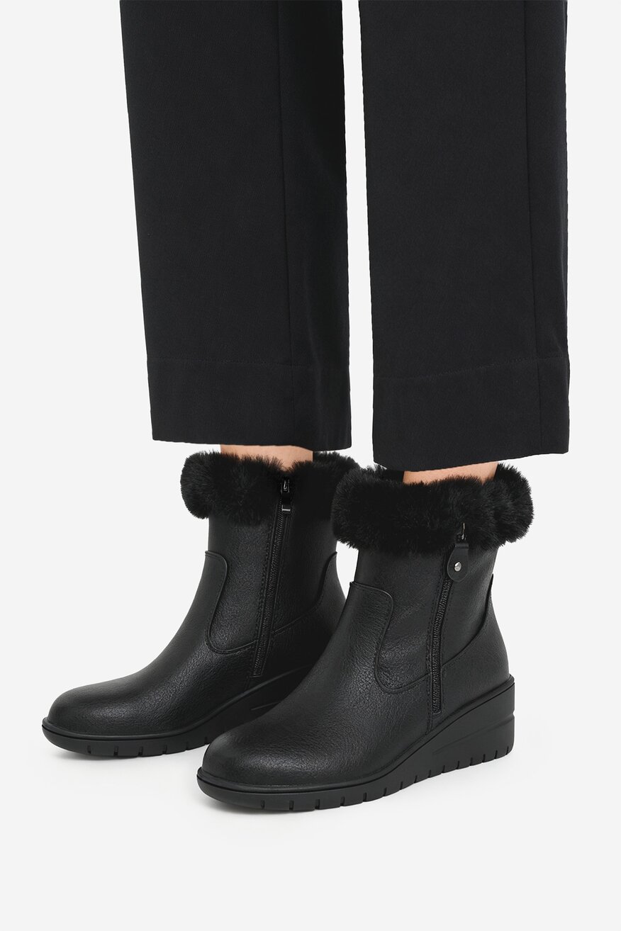 
                Kratke čizme Clara Barson CRNA - 5906751401996