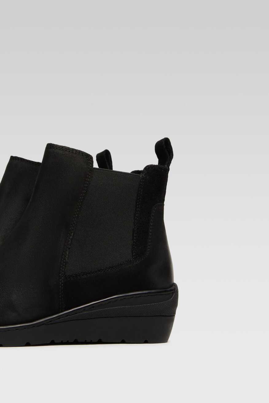 
                Go Soft - Skórzane botki czarne - 5904248947231