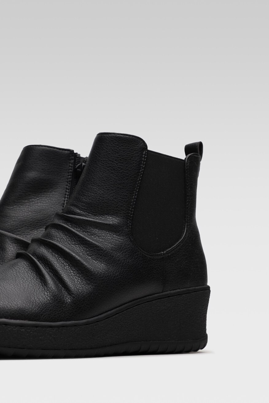 
                Clara Barson - Botki na koturnie czarne - 5903698664590