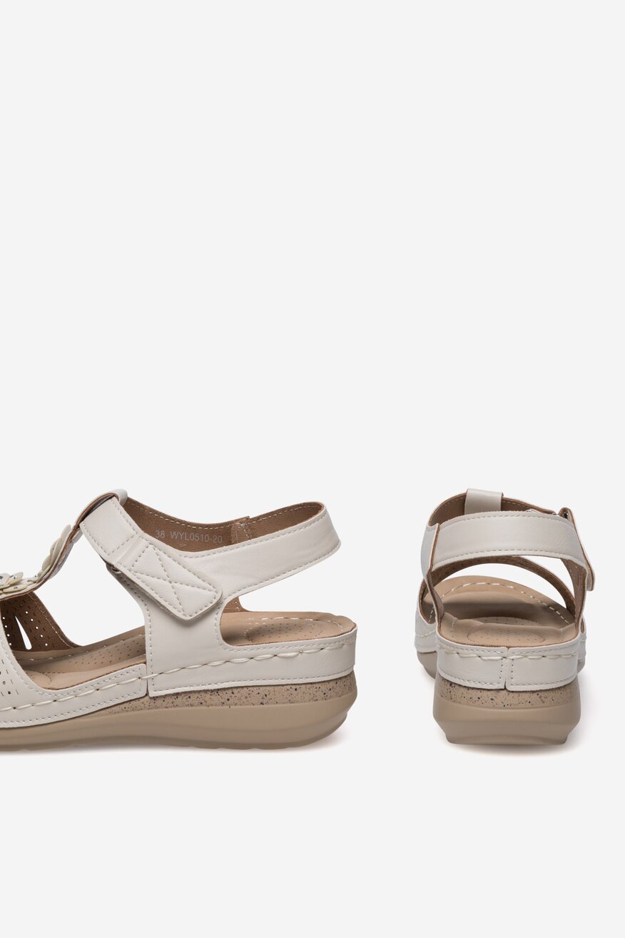 
                Clara Barson - Sandały na koturnie - 5905588580454