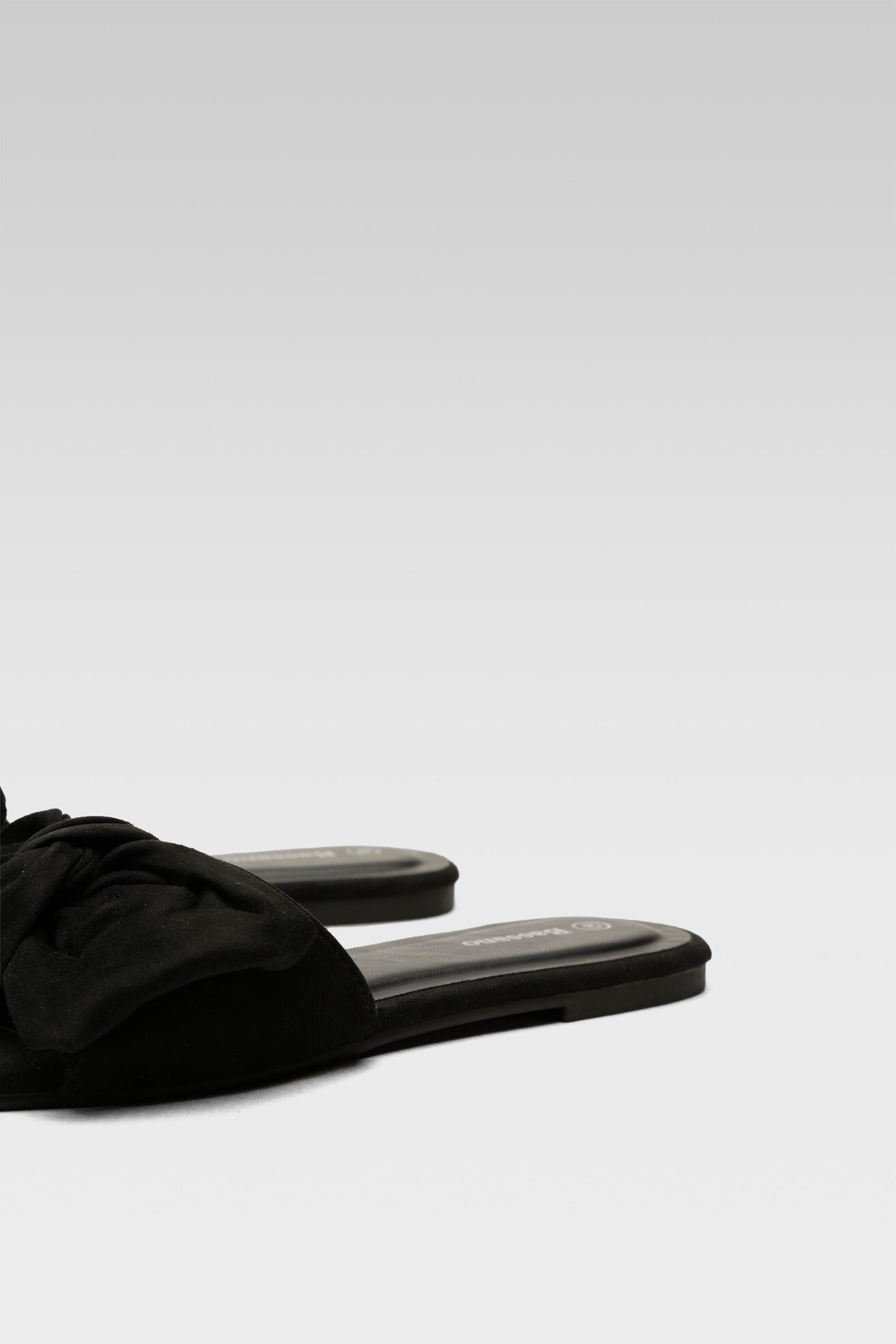 Klapki Bassano 23440MDY Czarny