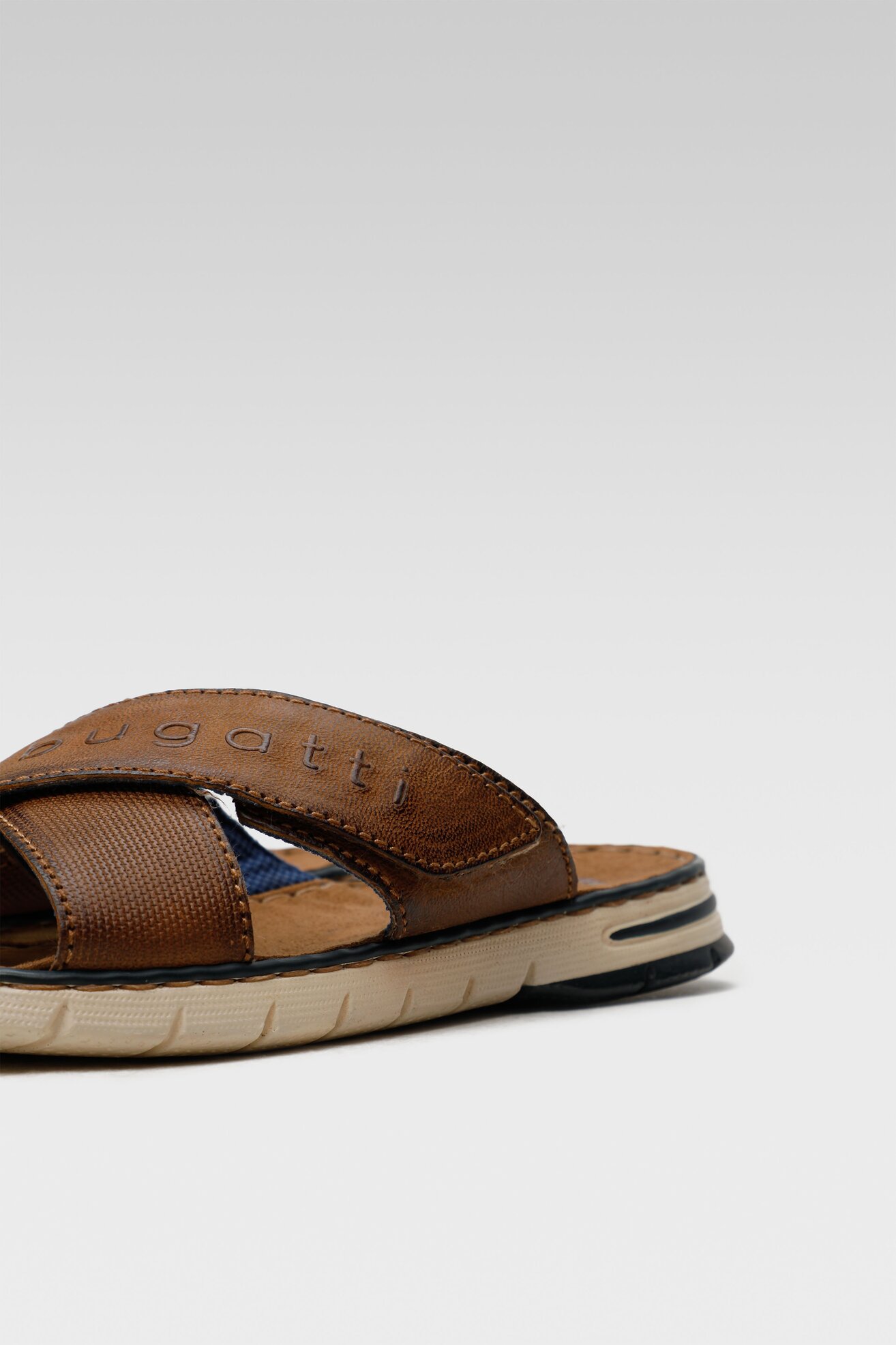 Klapki Bugatti 311-A3282-3500-6300 Brązowy