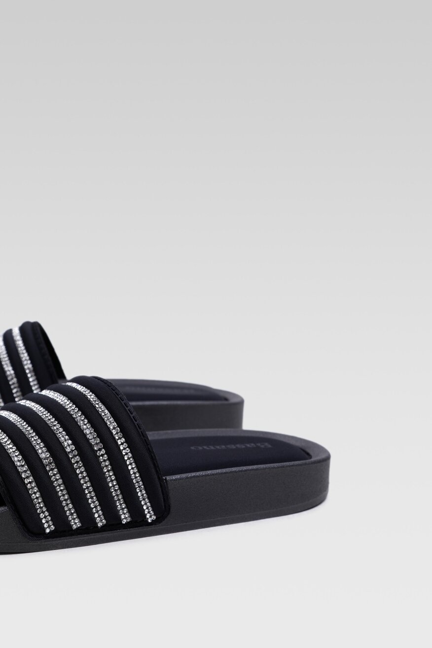 
                Bassano - Klapki czarne - 5904248710194