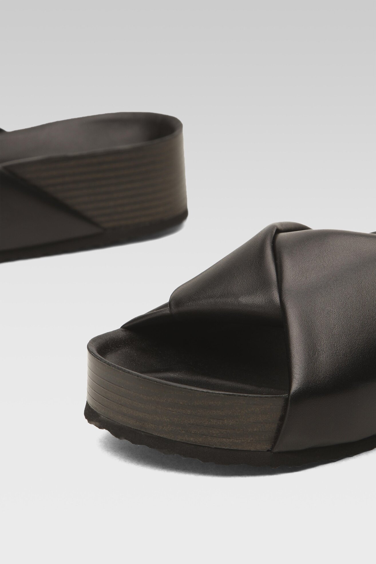 Klapki Gino Rossi 22SS21 Czarny