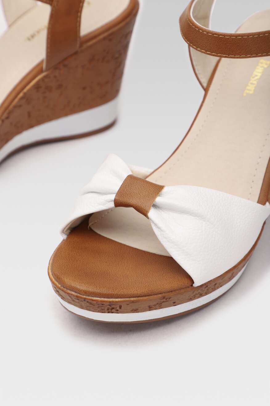Clara Barson - Sandały na koturnie z platformą białe - 5903698670249
