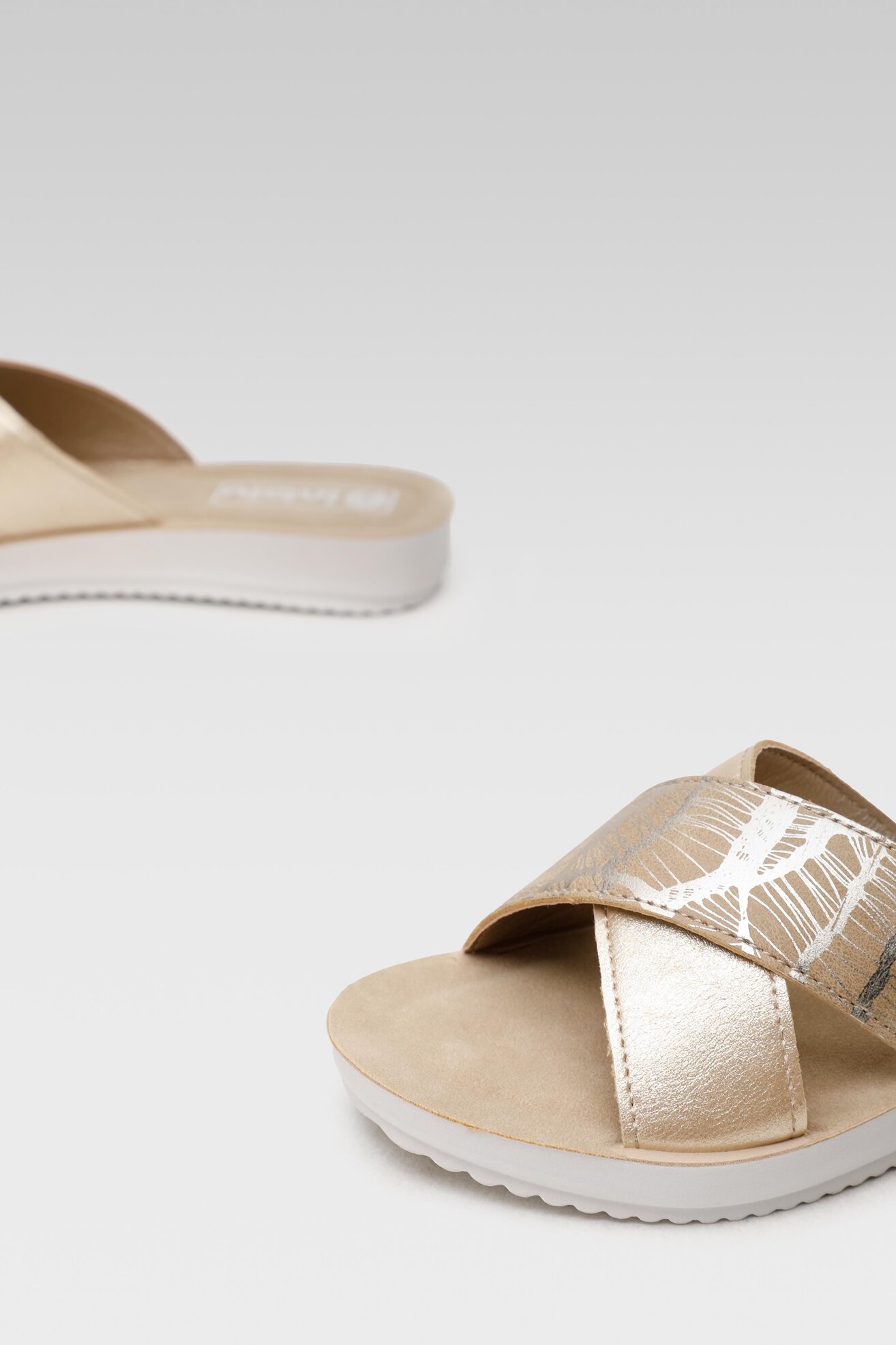 Klapki Inblu BM28PP01 Złoty