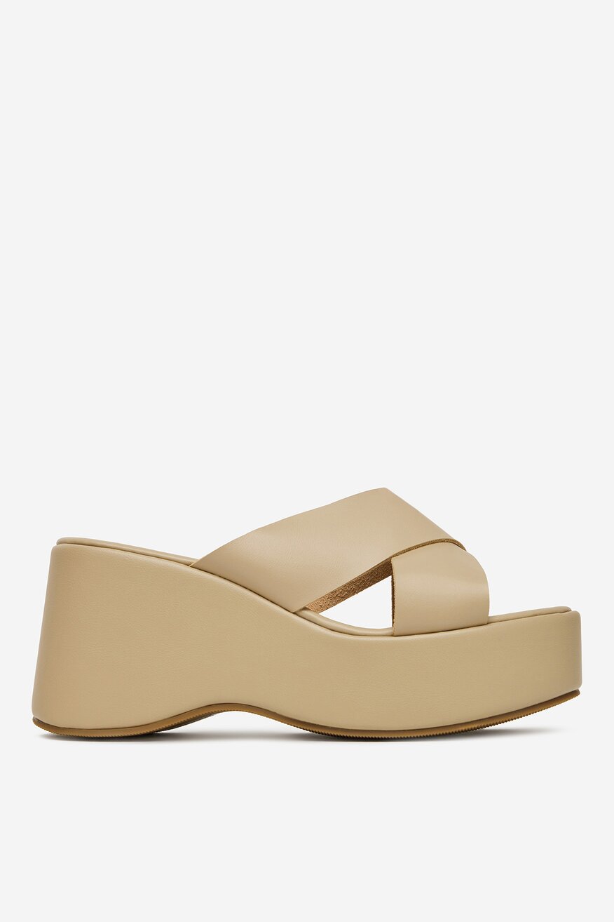 
                DeeZee - Klapki na koturnie - 5904410843545