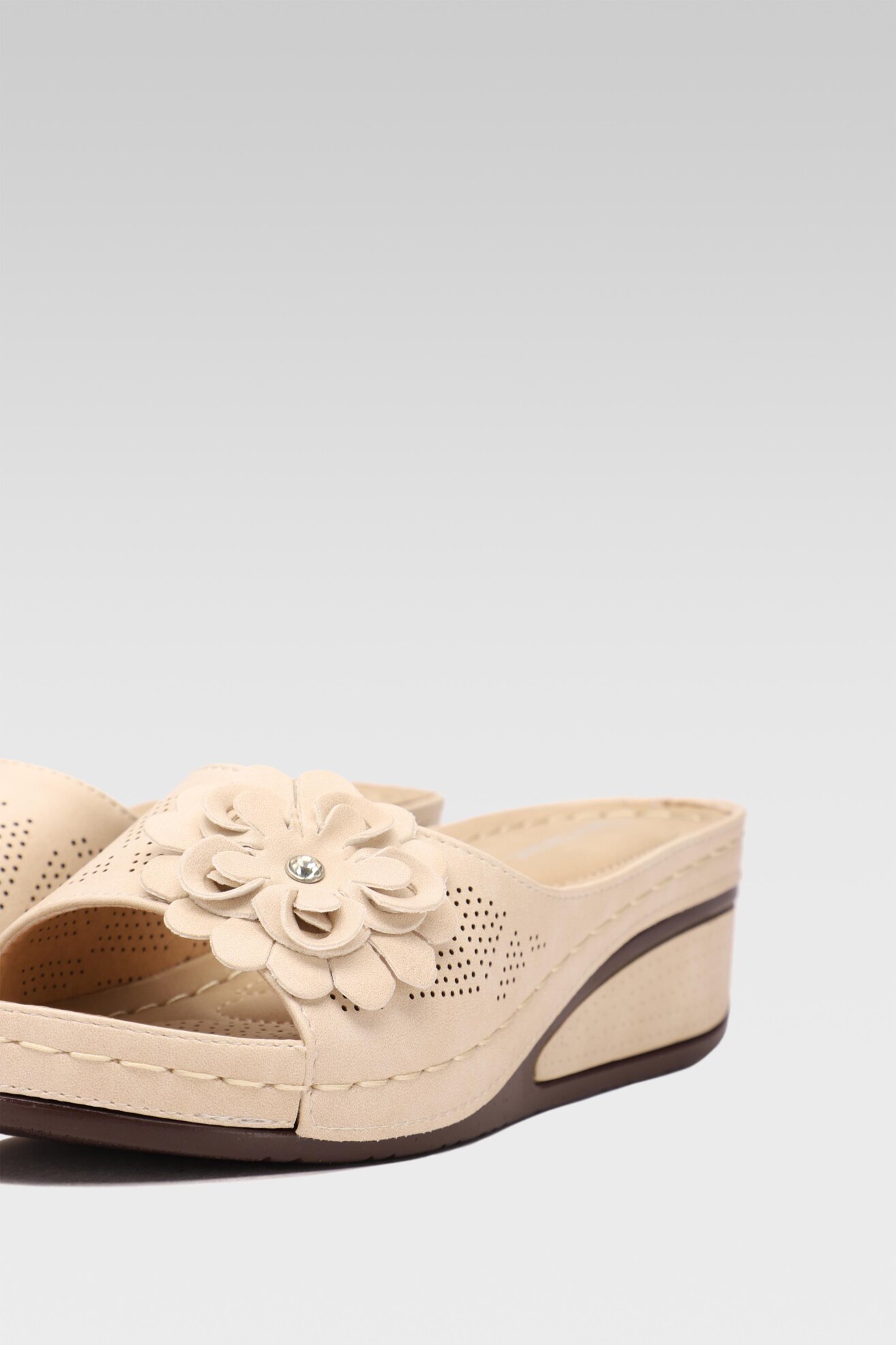 Klapki Clara Barson WS210702-01 Beżowy