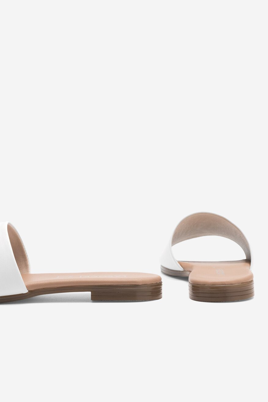 
                Lasocki - Skórzane klapki białe - 5904862818641