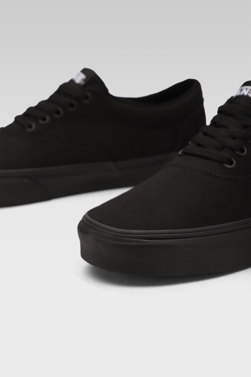
                Vans - Trampki czarne sznurowane - 5903698699400
