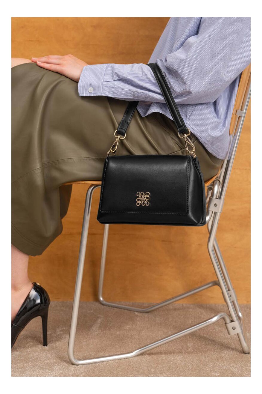 
                Дамска чанта NINE WEST ЧЕРЕН - 5906751618028