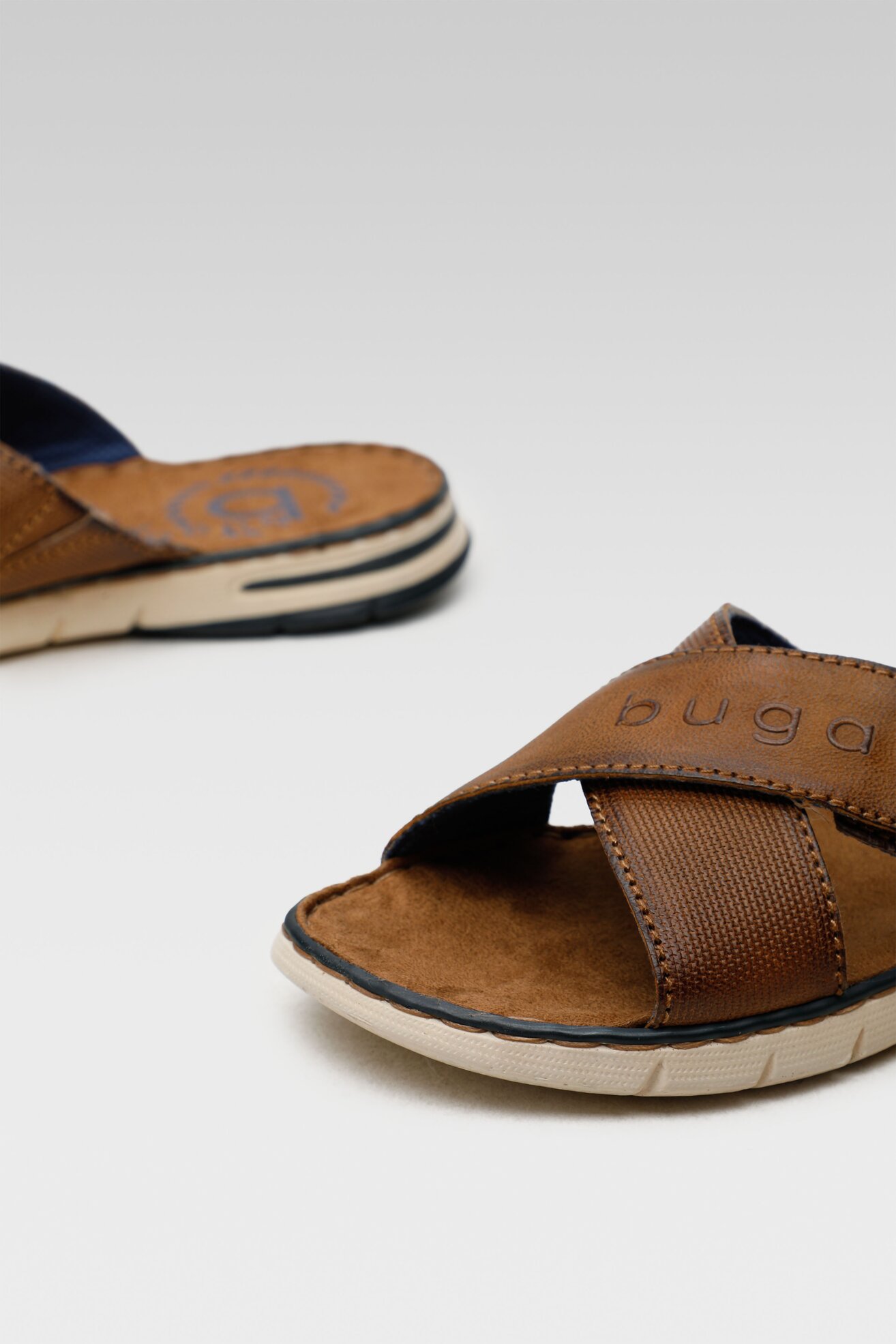 Klapki Bugatti 311-A3282-3500-6300 Brązowy