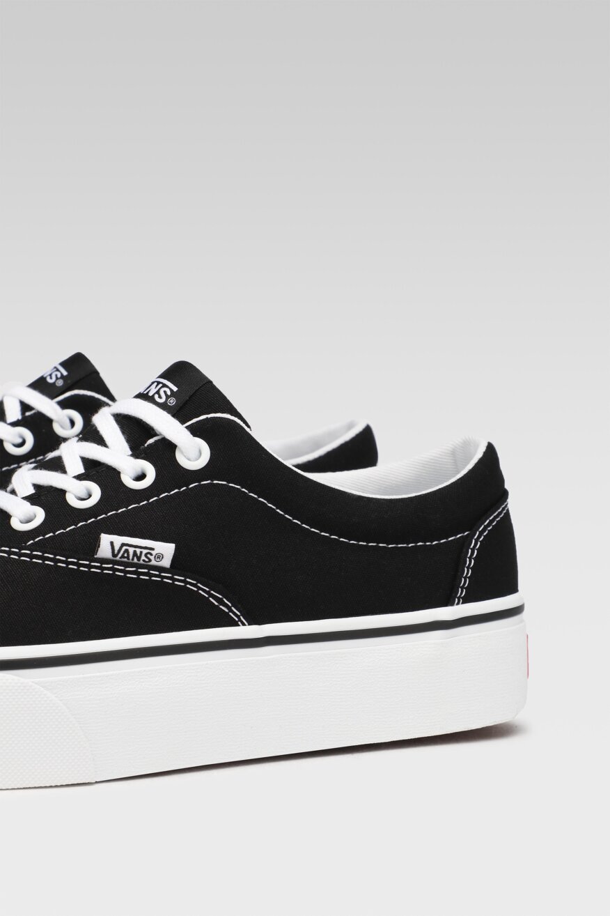
                Vans - Trampki czarne sznurowane - 5903698701172