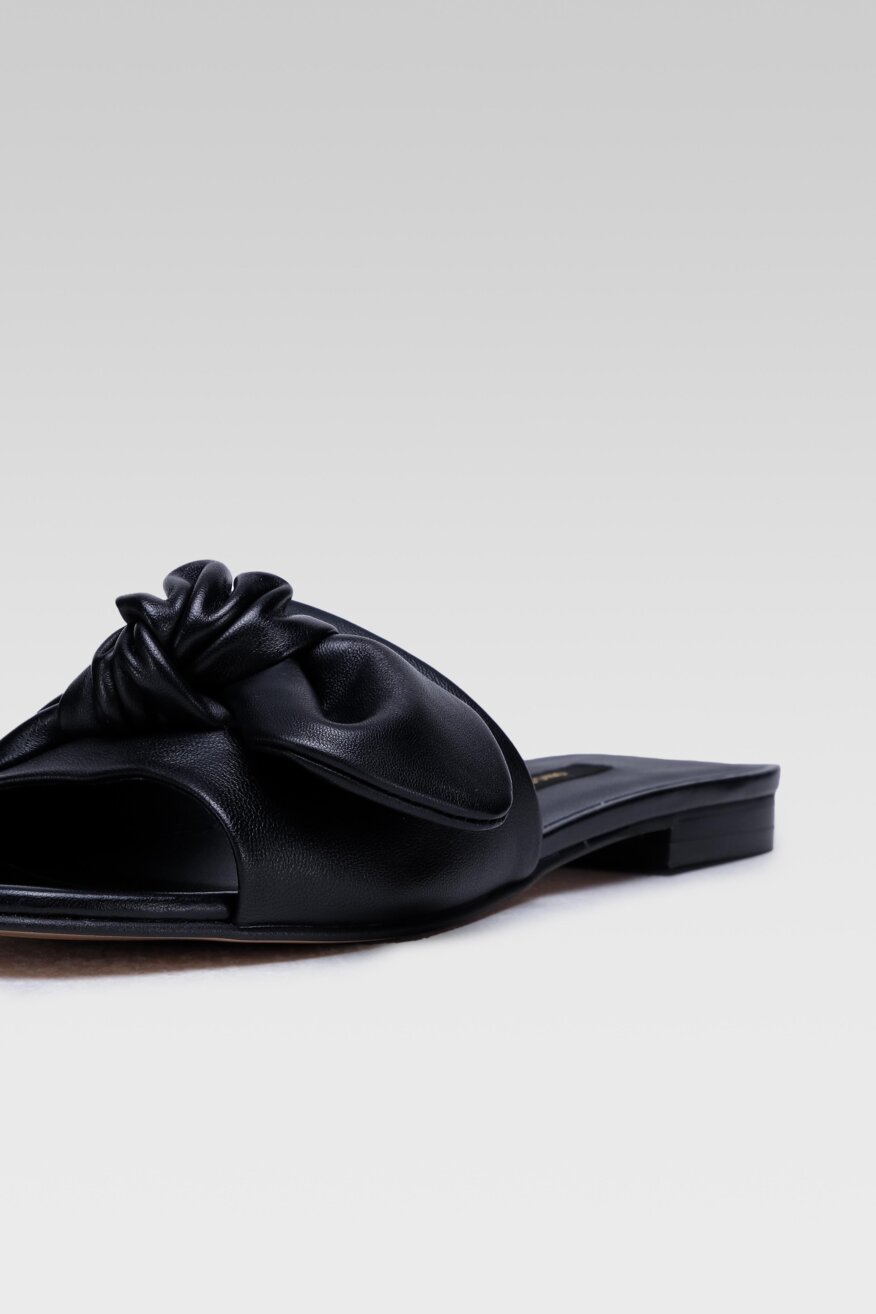 
                Gino Rossi - Skórzane klapki czarne - 5903698504995