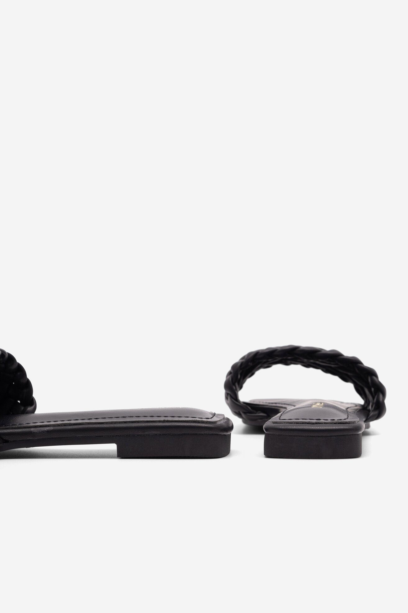 Шльопанець DeeZee DON'T STOP ME KL-E82022-19 ЧОРНИЙ