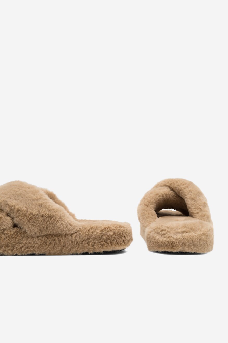 
                DeeZee - Kapcie z futerkiem - 5904862976549