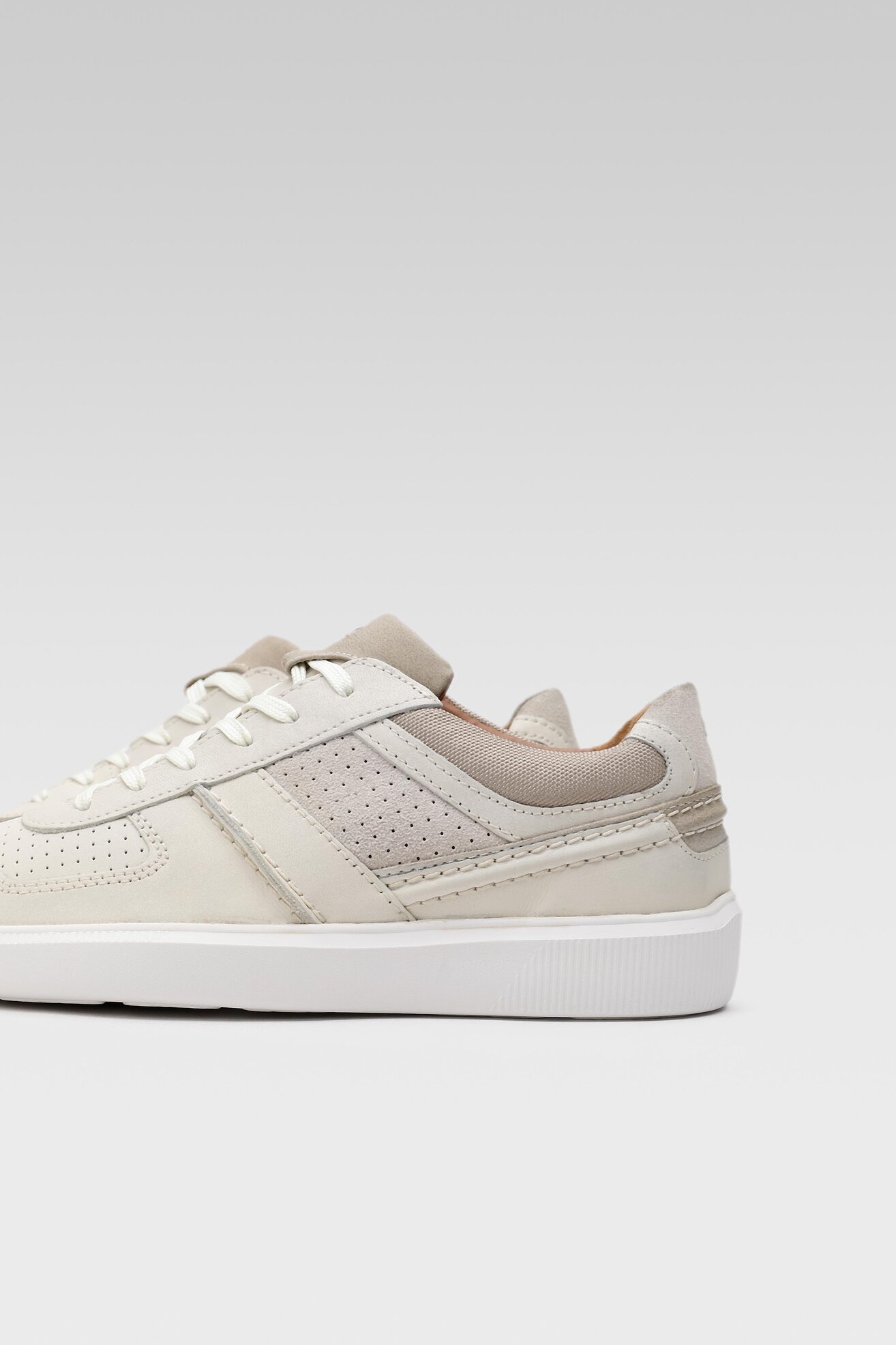 Félcipő Clarks 26165089 FEHÉR