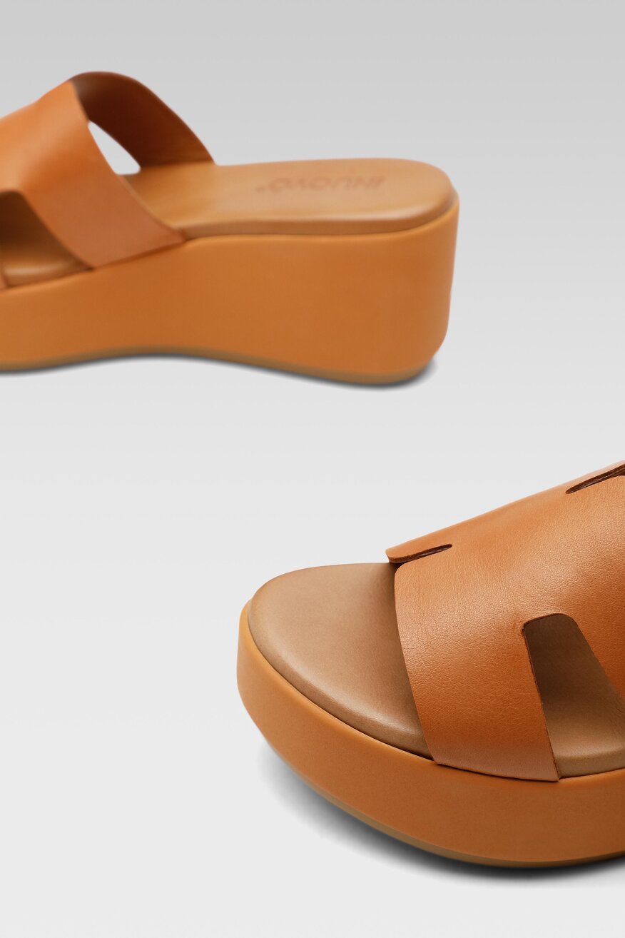 
                Inuovo - Klapki na koturnie - 5904248727833