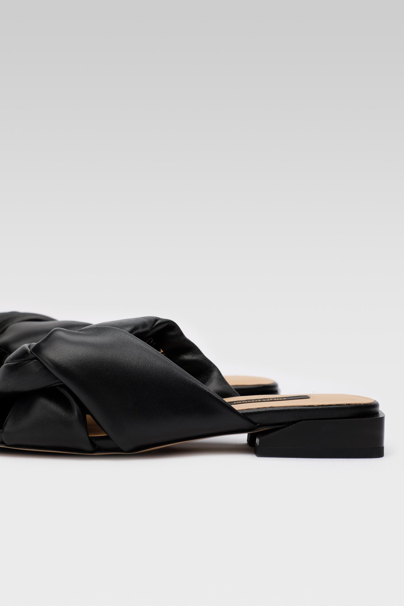 Klapki Gino Rossi 17101 Czarny