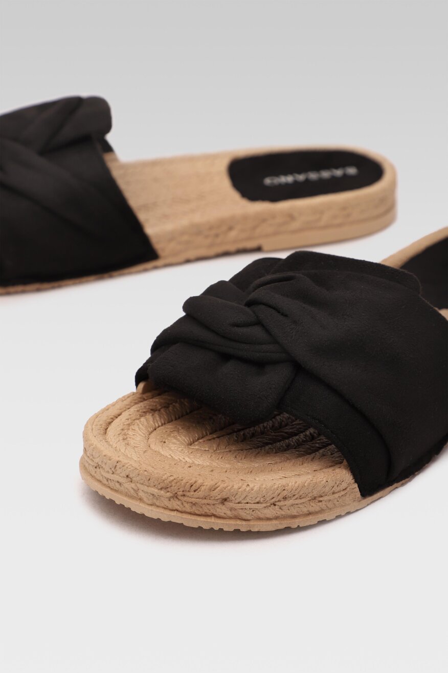 
                Bassano - Klapki czarne - 5903698465296