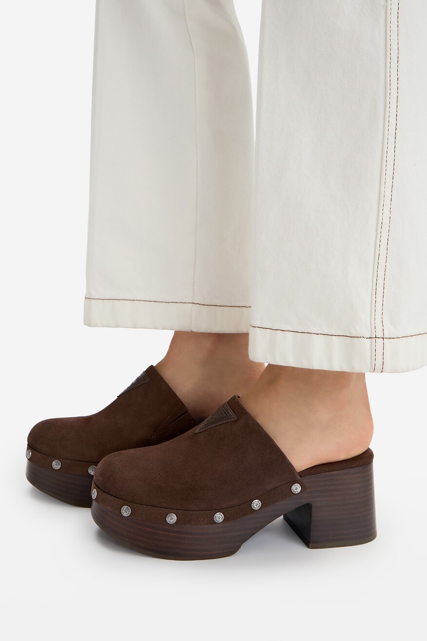 
                GUESS JEANS - Klapki skórzane - 5907964055761