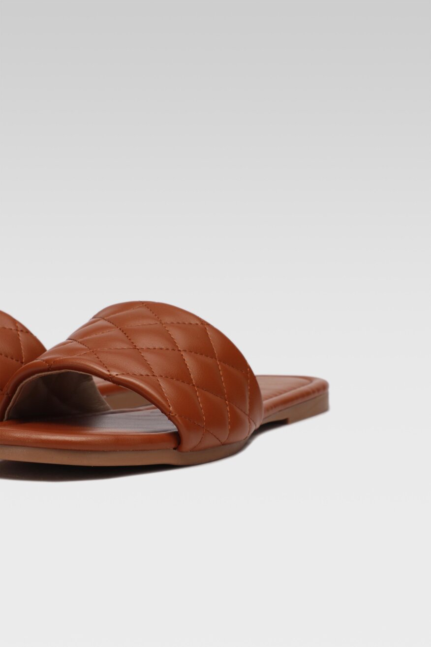 
                Jenny Fairy - Klapki pikowane brązowe - 5903698435084