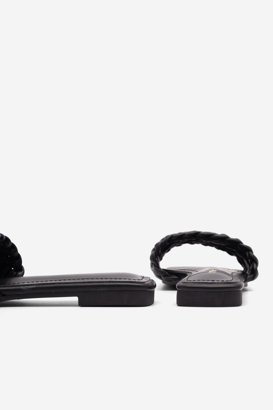 
                Шльопанець DeeZee ЧОРНИЙ - 5905588542261