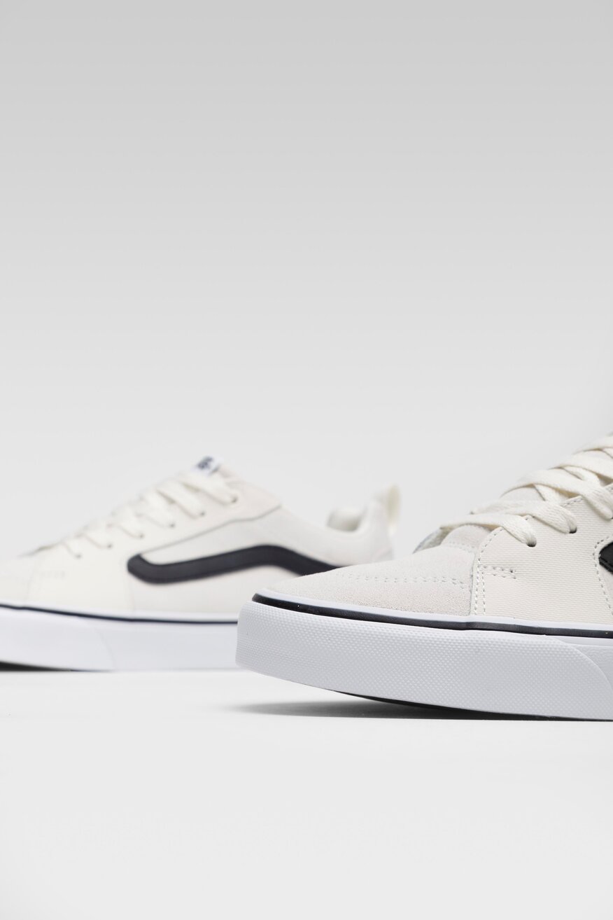 
                Vans - Trampki z ozdobnym paskiem - 5904248603410