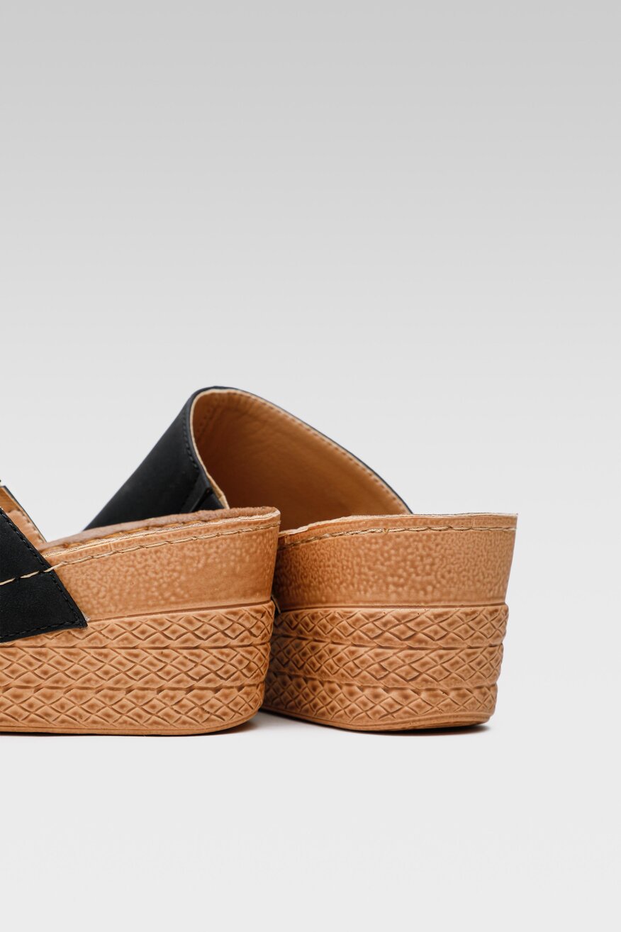 
                Clara Barson - Klapki na koturnie - 5904862810812