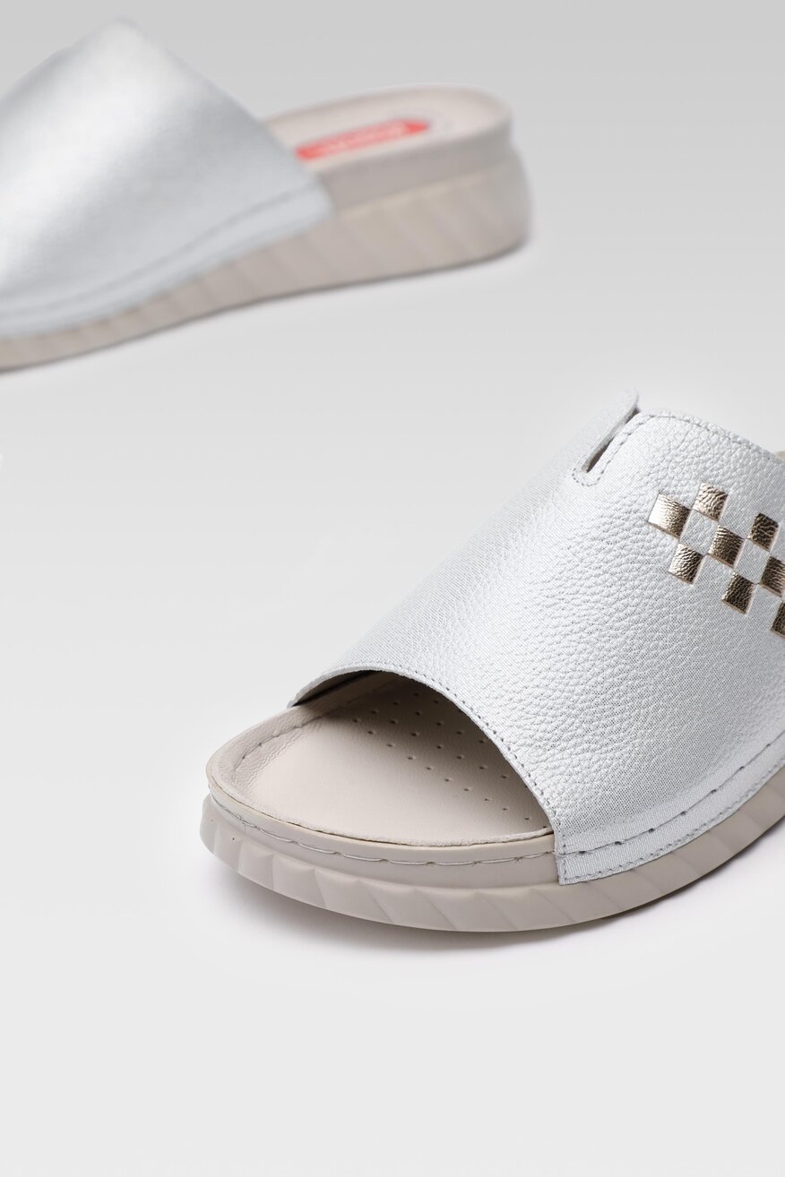 
                Шльопанець Go Soft СРІБНИЙ - 5904248693060