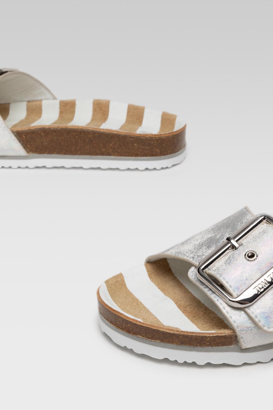 
                Tom Tailor - Klapki metaliczne białe - 5904248546212