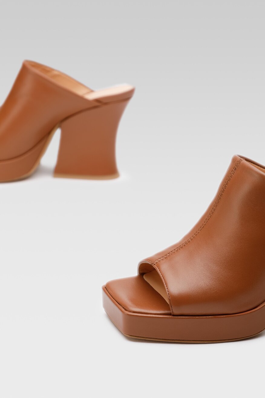 Badura - Skórzane klapki brązowe - 5904248486655