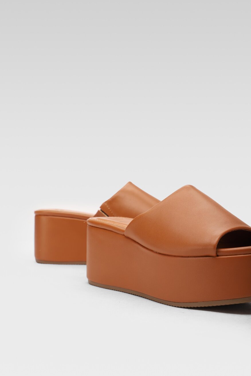 Jenny Fairy - Klapki na koturnie z platformą brązowe - 5903698707648