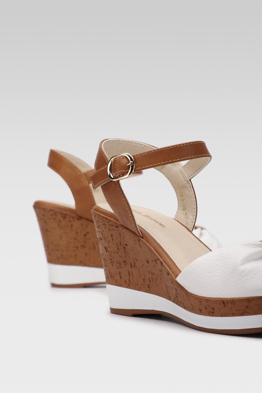 Clara Barson - Sandały na koturnie z platformą białe - 5903698670249