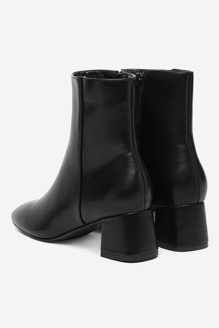 
                Kratke čizme Jenny CRNA - 5906751384497