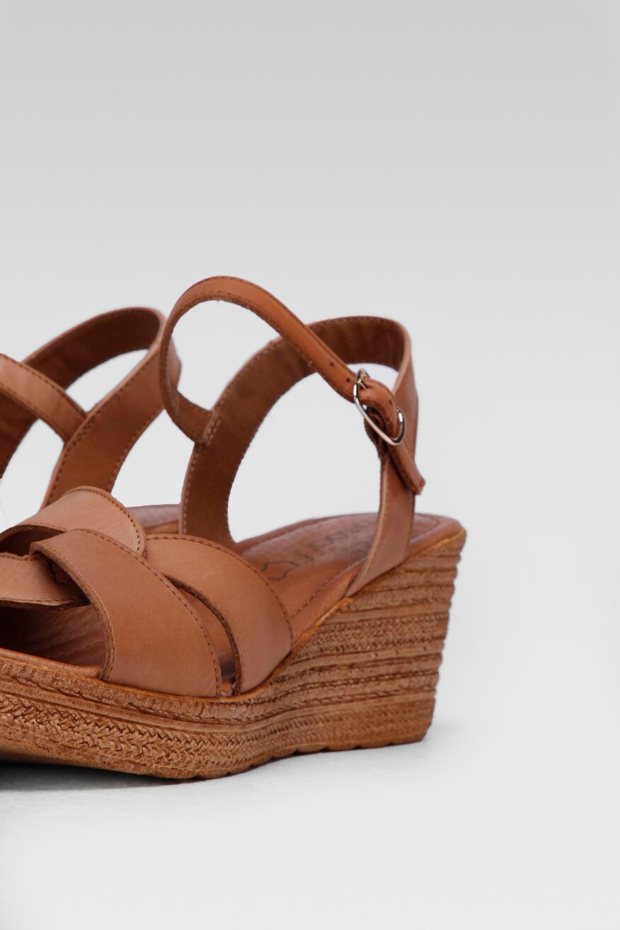 Lasocki - Skórzane sandały na koturnie - 5903698641416