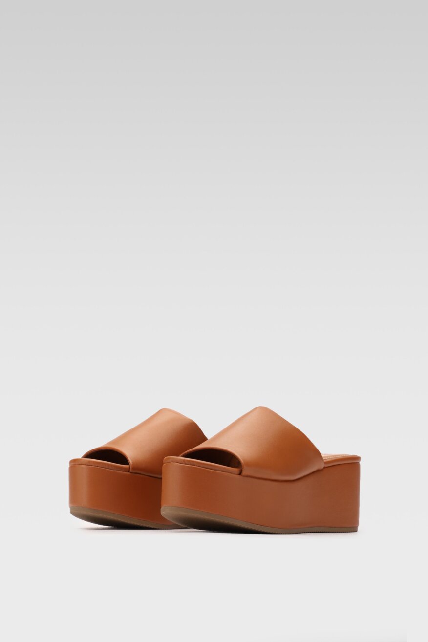 Jenny Fairy - Klapki na koturnie z platformą brązowe - 5903698707648