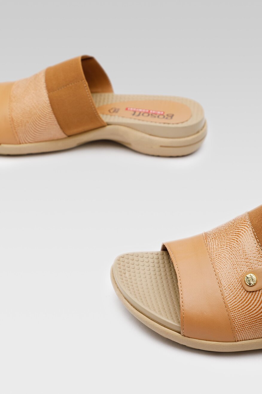 
                Go Soft - Skórzane klapki beżowe - 5904248649760