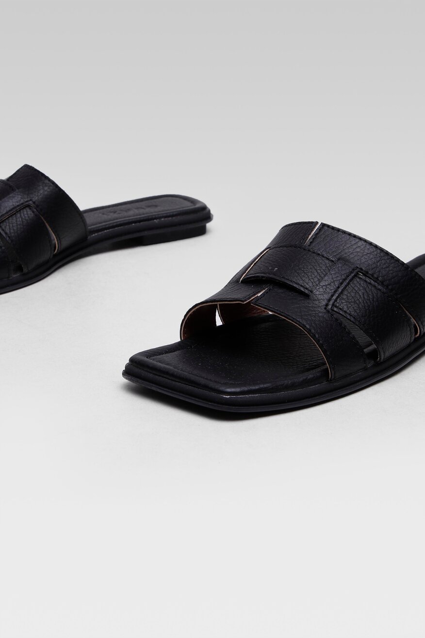 
                Quazi - Klapki czarne - 5904248645953