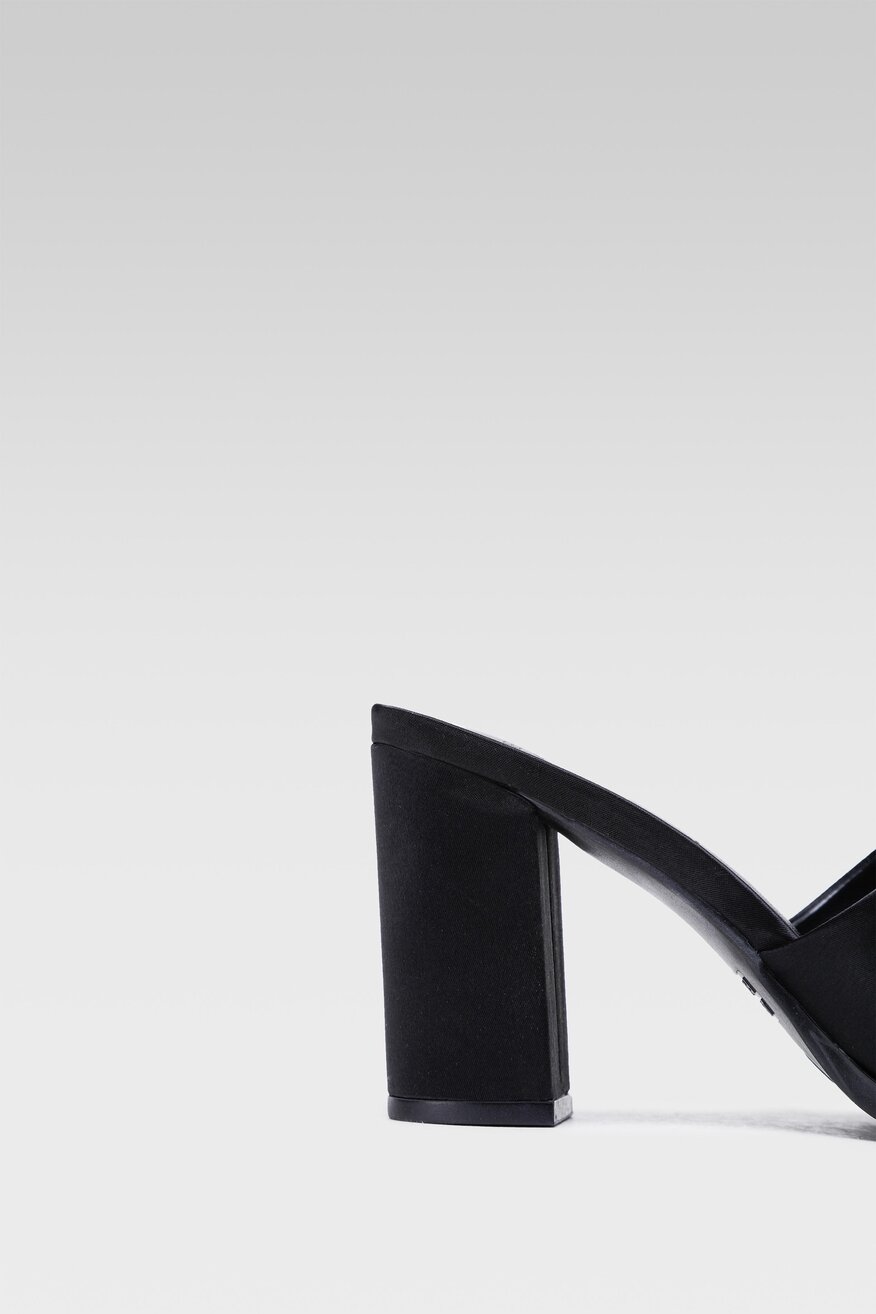 
                Jenny Fairy - Klapki na słupku z biżuterią - 5904248751784