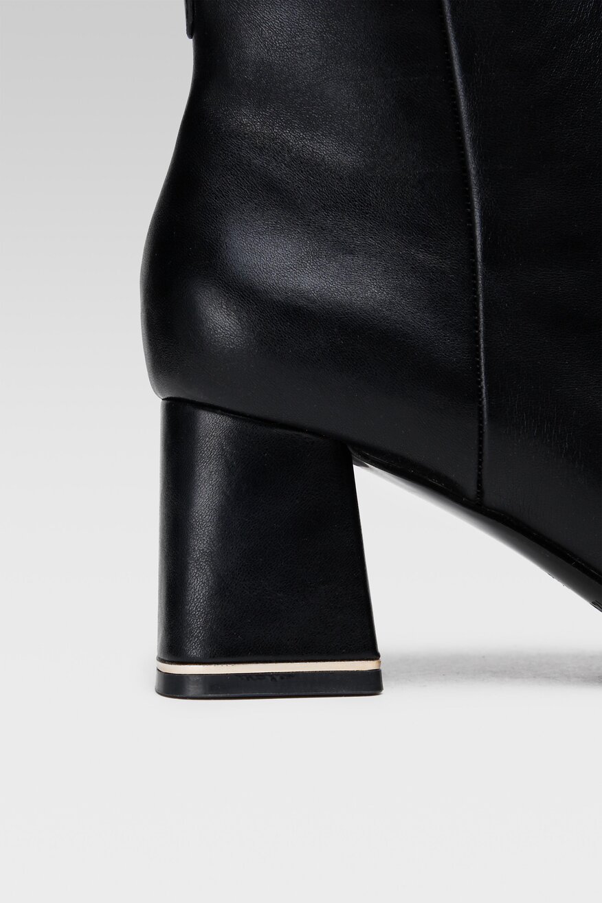 
                Quazi - Botki szpice czarne - 5904248106638