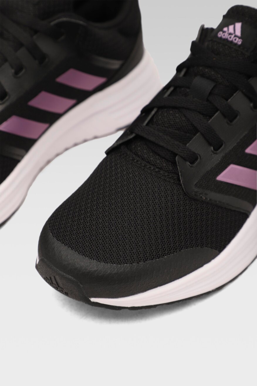 
                adidas - Obuwie sportowe czarne sznurowane - 5903698329116