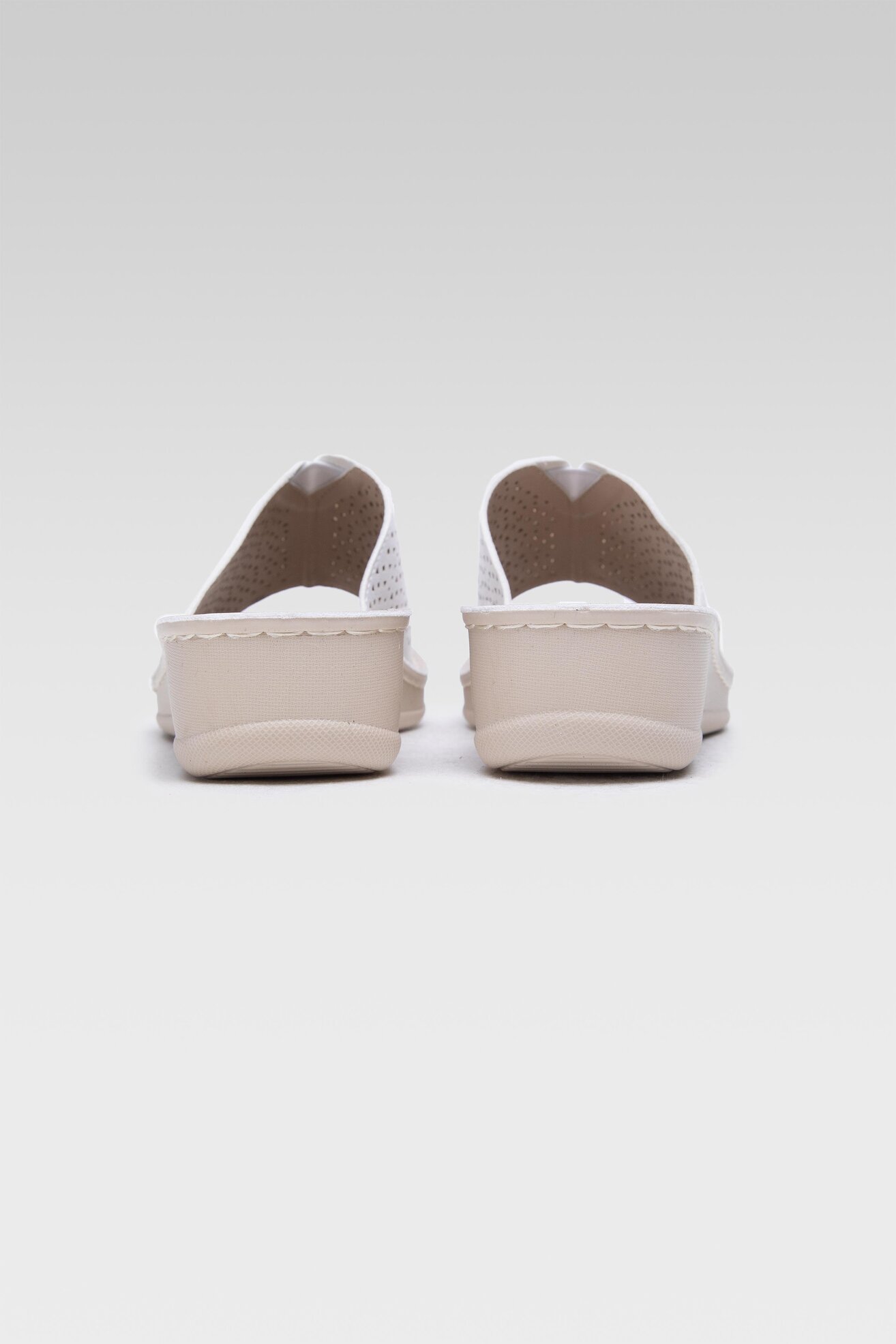 Klapki Clara Barson WSS20520-03 Biały