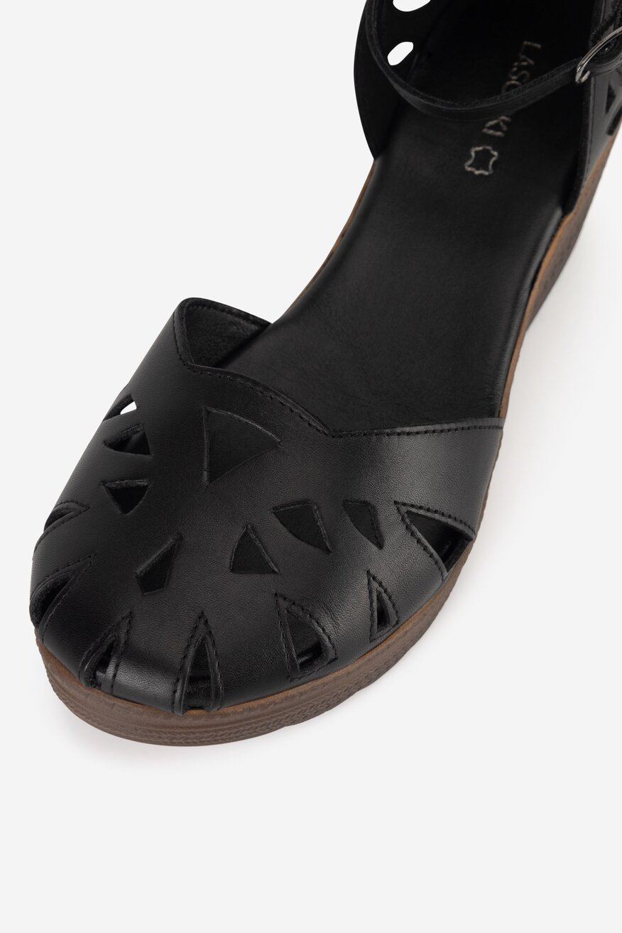 Lasocki - Sandały skórzane na koturnie - 5905588658900