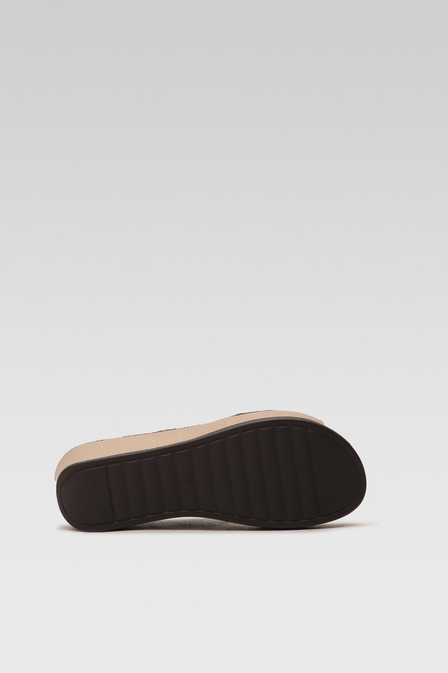 
                Clara Barson - Klapki na koturnie - 5904248679330