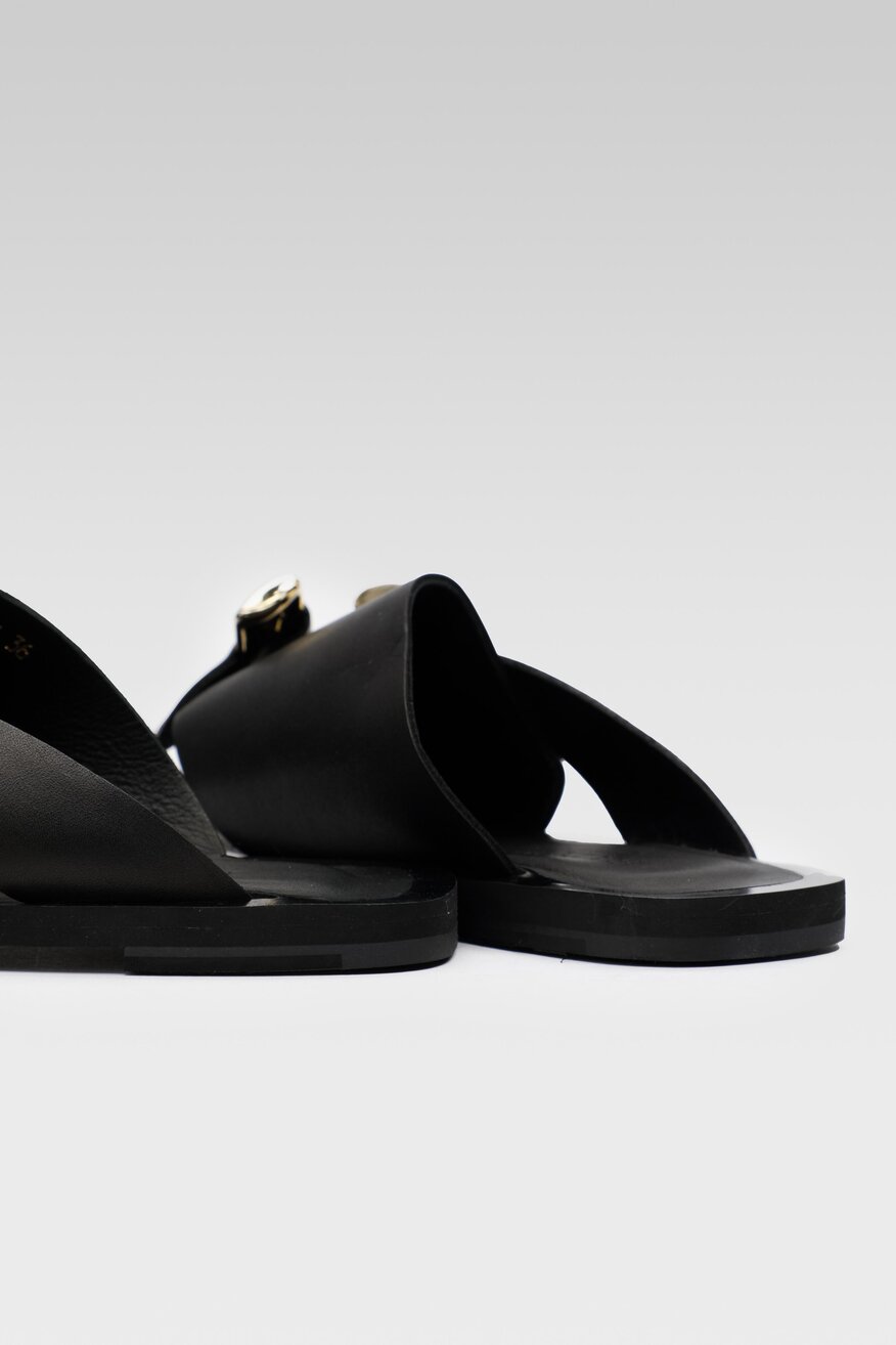 
                Badura - Skórzane klapki czarne - 5904248486518