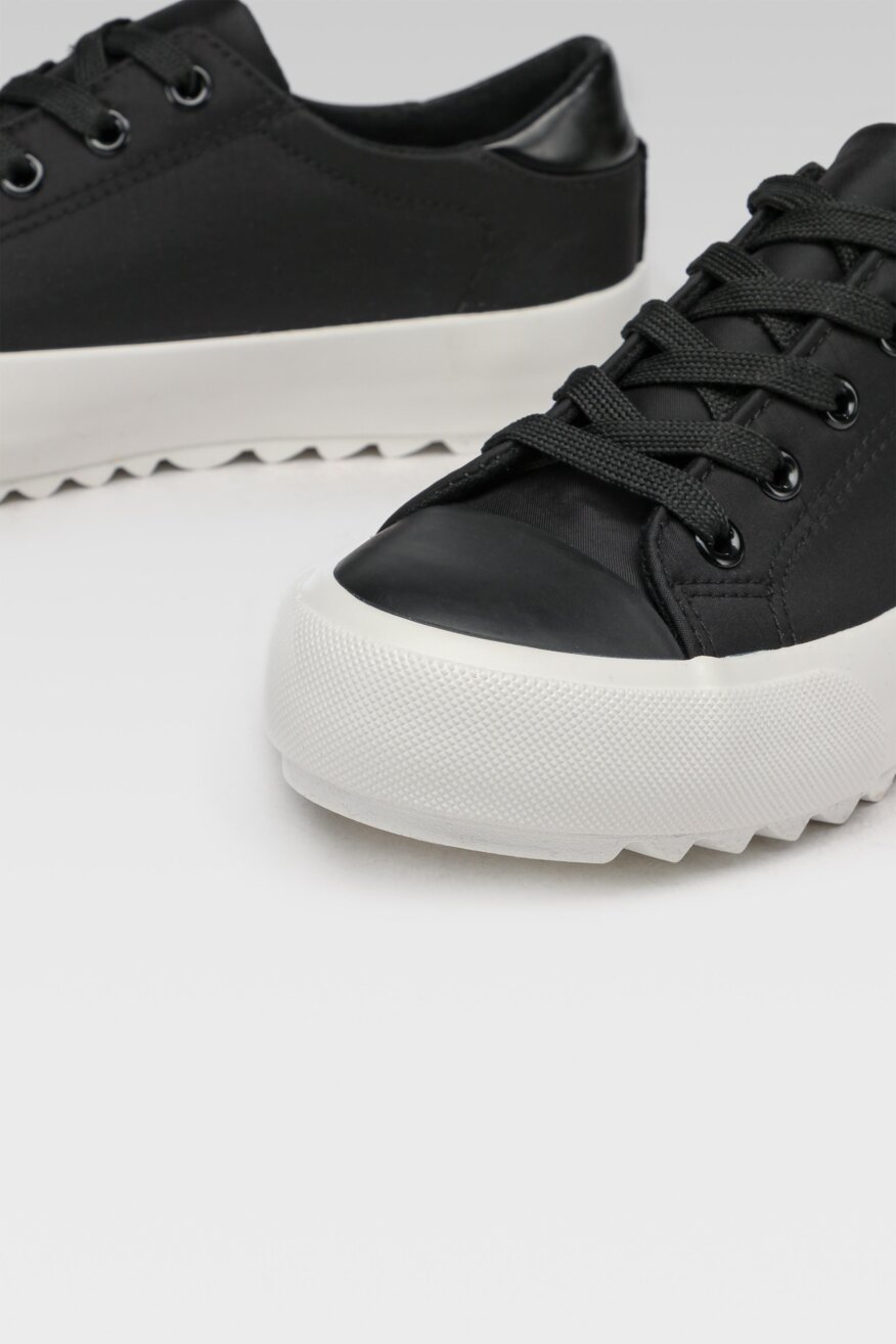 
                Jenny Fairy - Sneakersy czarne sznurowane - 5903698577555