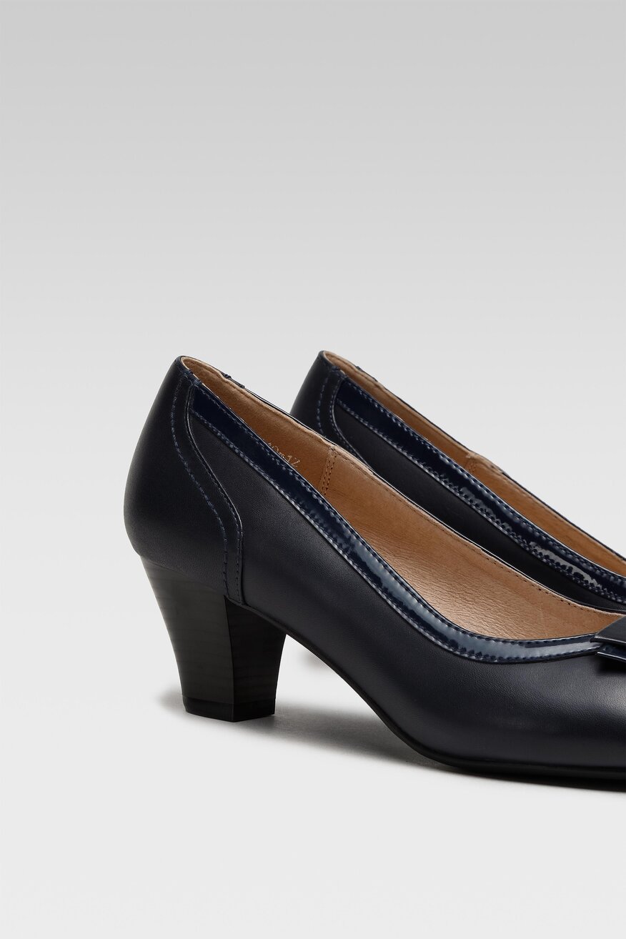 
                Lasocki - Skórzane czółenka granatowe - 5904862032764