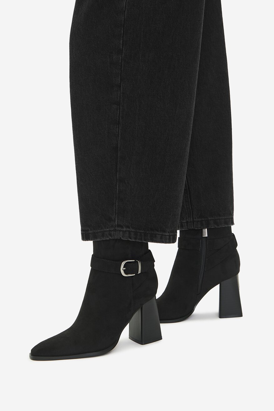 
                Kratke čizme Jenny CRNA - 5906751403617